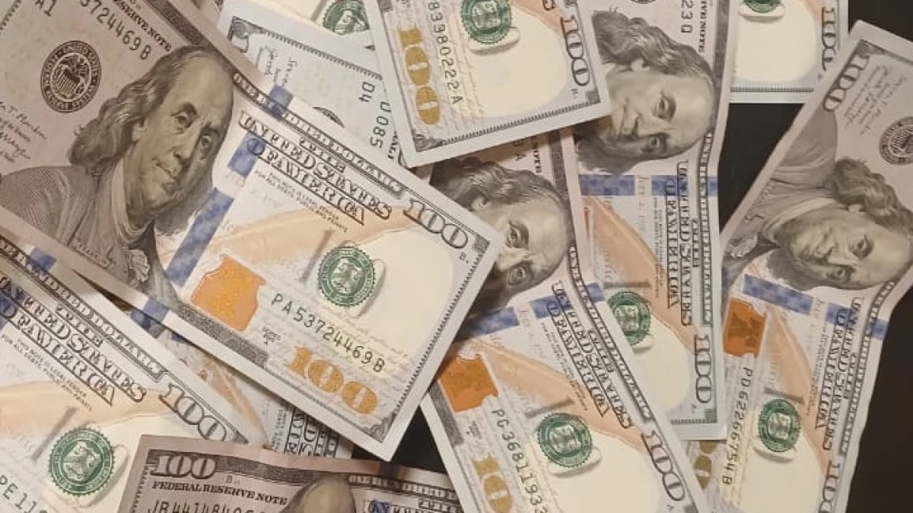 قفزة جديدة.. تراجع الجنيه أمام الدولار بسبب خروج استثمارات نتيجة توترات إيران